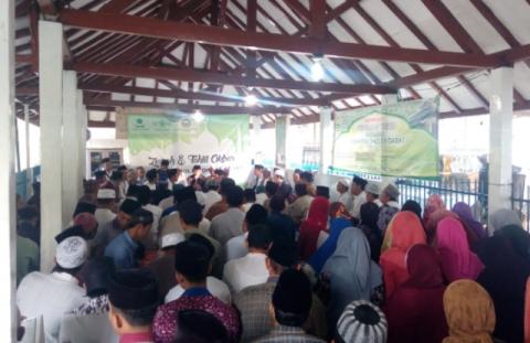 Peringati Haul Ke-117, Masyarakat Padati Makam Kiai Sholeh Darat