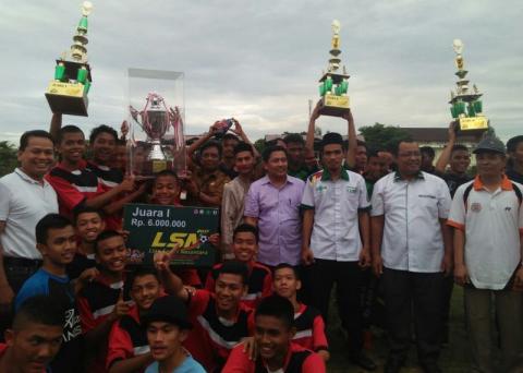 Kesebelasan Ruhul Islam Anak Bangsa Juara Liga Santri Aceh I