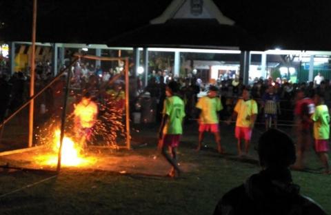 Pertandingan Sepakbola Api GP Ansor Pacitan Berlangsung Meriah