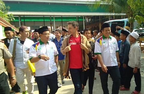 Eks Bintang Sepak Bola Timnas AS Kunjungi Pesantren