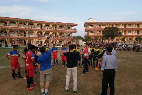 Eks Bintang Timnas AS Berbagi Teknik Sepak Bola dengan Santri