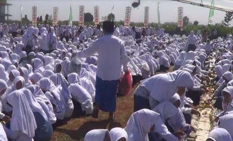 Berkat Nasi Tabheg, IPNU Jatim-Nurul Jadid Terima Piagam Rekor MURI