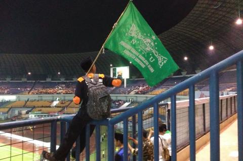 Simbol Pesantren dan NU di Stadion Sepak Bola