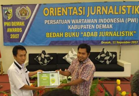 Kelola Medsos, Kader Ansor Terima PWI Demak Awards  2017