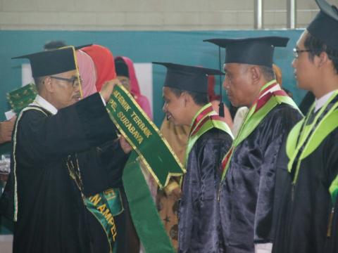 Ketua ISNU Sidoarjo Dikukuhkan sebagai Wisudawan Terbaik di UINSA