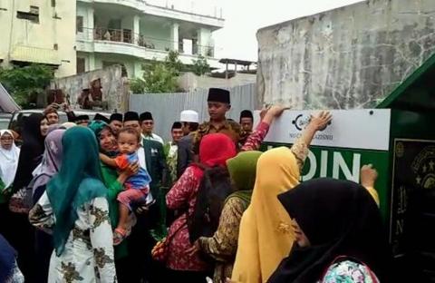 Begini Antusiasme Warga Sragen Mengisi Kotak Koin NU Raksasa