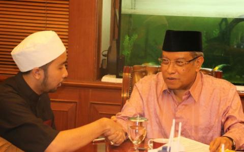 Kiai Said Kembali Tuntun Seorang Pria Masuk Islam