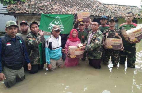 GP Ansor dan Banser Subang Bantu Korban Banjir Pamanukan