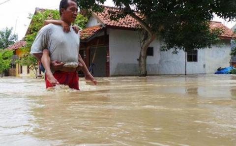 Di Tengah Banjir Losari, Fatayat NU Buka Dapur Umum