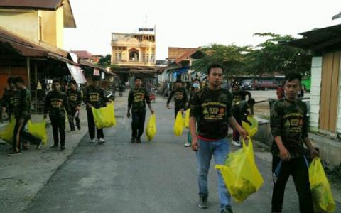 Puluhan Pemuda Ansor dan Banser Bersihkan Sampah Pasar Leces Probolinggo