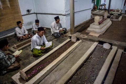 Hukum Menunda Pemakaman Jenazah karena Tunggu Kelengkapan Keluarga