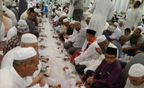 Menikmati Takjil di Masjid Nabawi Madinah