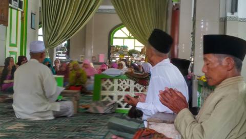 Menengok Santri Lansia Ngaji di Masjid Agung Payaman