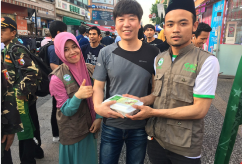 Nahdliyin Berbagi Takjil untuk Muslim di Korea Selatan