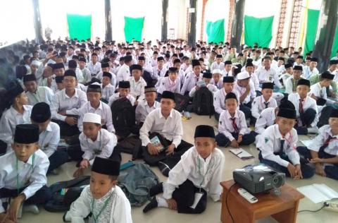 Kalimat Pengingat Tersebar di Sekitar Pesantren