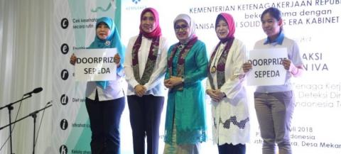 Pekerja Perempuan di Cikarang Jalani Tes IVA