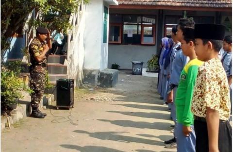 Banser Berikan Materi Baris Berbaris Murid Madrasah