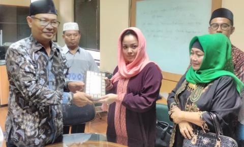 Putri Blasteran Gorontalo-Jerman Masuk Islam di PBNU