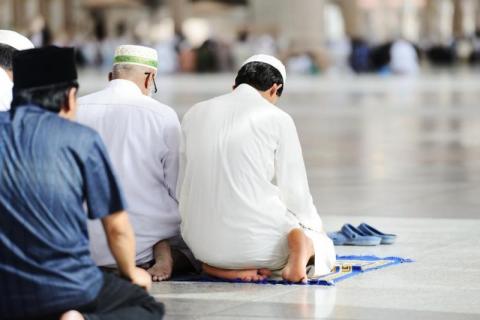 Hukum Menepuk Bahu untuk Ikut Shalat Berjamaah