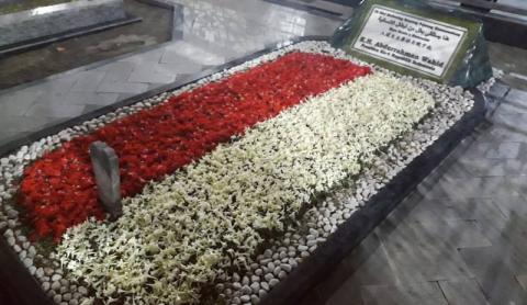 Gus Dur’s tomb is blanketed red and white flower