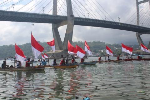 Upacara Penyerahan Bendera Merah Putih di Ambon Digelar di Atas Laut