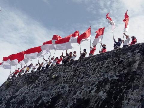 Kesultanan Ternate Titip Bendera Merah Putih ke Jokowi