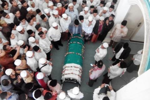 Doa Menurunkan Jenazah di Kubur