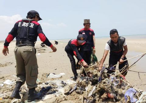 Hari Santri, Ansor-Banser Lasem Gelar Bersih-bersih Pantai