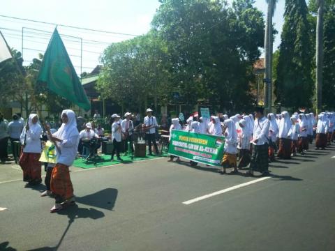 Pelajar Katolik Semangati Peserta Kirab Hari Santri di Jombang