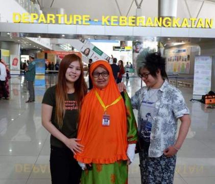 Siblings pay for their caregiver to go on umrah pilgrimage