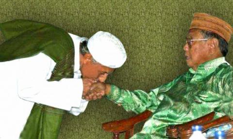Gus Dur dan Habib Saggaf yang Mencium Tangannya
