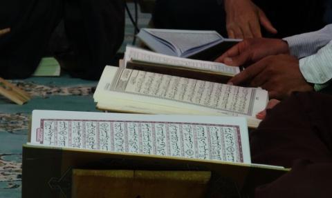 Hukum Membaca Al-Quran dalam Keadaan Mulut Kotor atau Terkena Najis