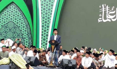 Hadiri Harlah Muslimat NU, Jokowi Tetap Kenakan Sarung
