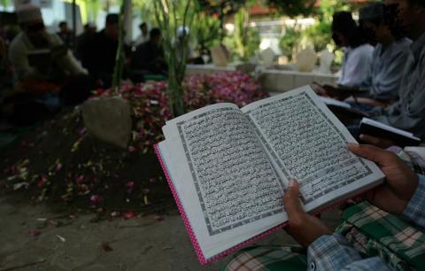 Hukum Menguburkan Jenazah Suami dan Istri di Satu Makam