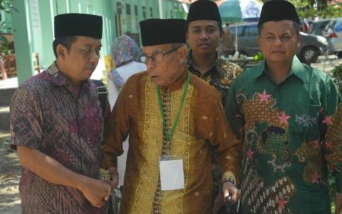 Hukum Shalat dengan Kursi Lipat atau Tongkat yang Najis