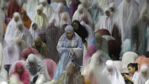 Shaf Jamaah Shalat Laki-laki di Belakang Perempuan