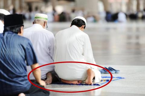 Duduk Melipat Jari Kaki Kanan ke Arah Kiblat dalam Shalat, Wajibkah?