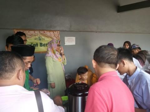 Jumat Berkah, NU Depok Berbagi Takjil Usai Jumatan