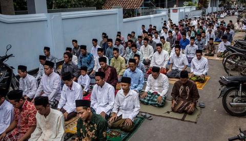 Hukum Shalat Jumat di Halaman Masjid yang Tertutup Pintunya karena AC