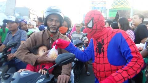 Pemuda Lintas Iman Hingga Spiderman Bagikan Ribuan Takjil