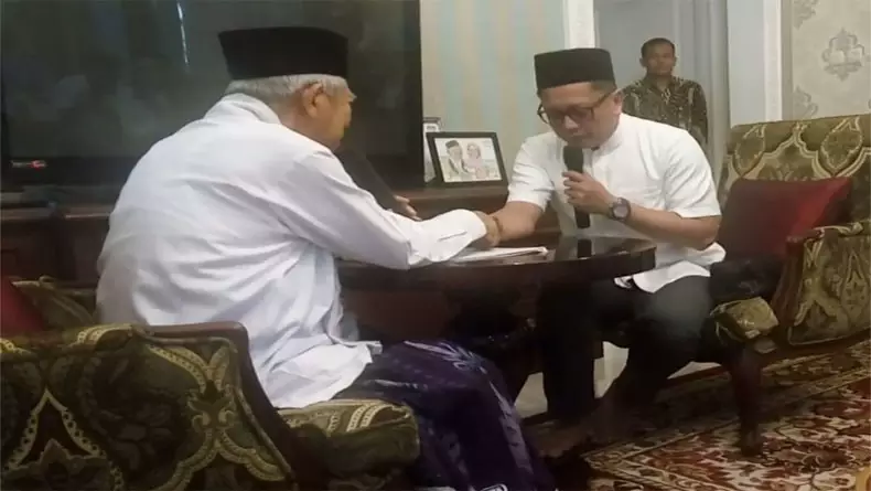 Kiai Ma'ruf guides news anchor Tio Nugroho to convert to Islam