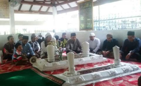 Keramat Mbah Sholeh Darat (8), Menyambut Pengunjung Makamnya