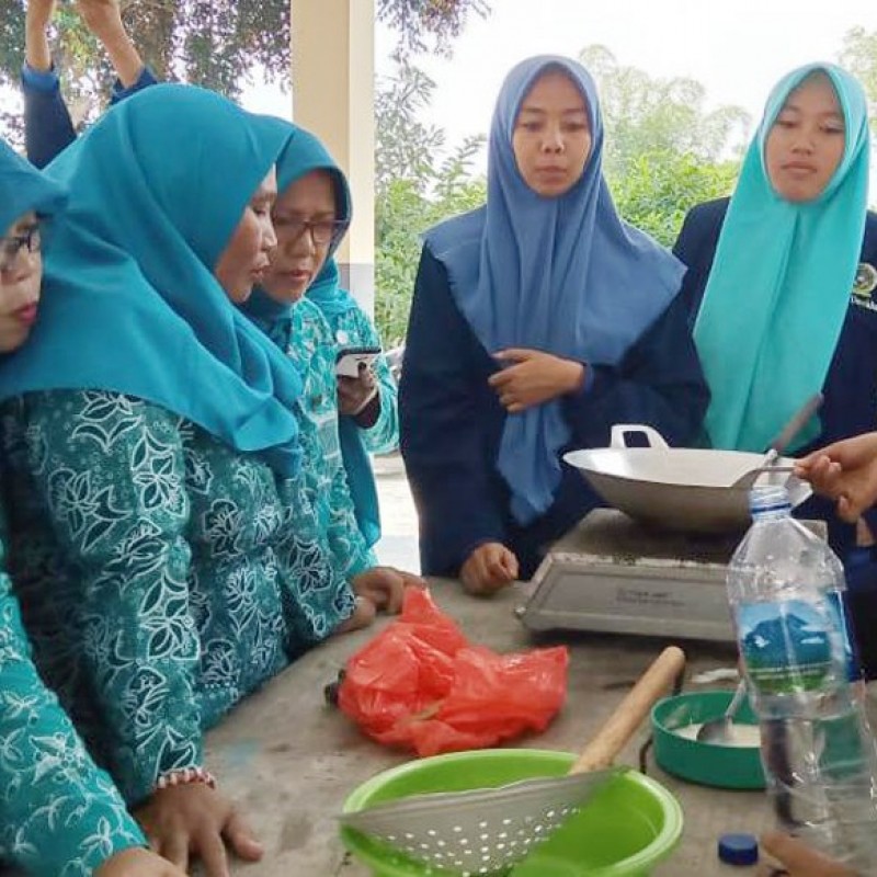 Mahasiswa Unwaha Jombang Latih Ibu-ibu Berwirausaha