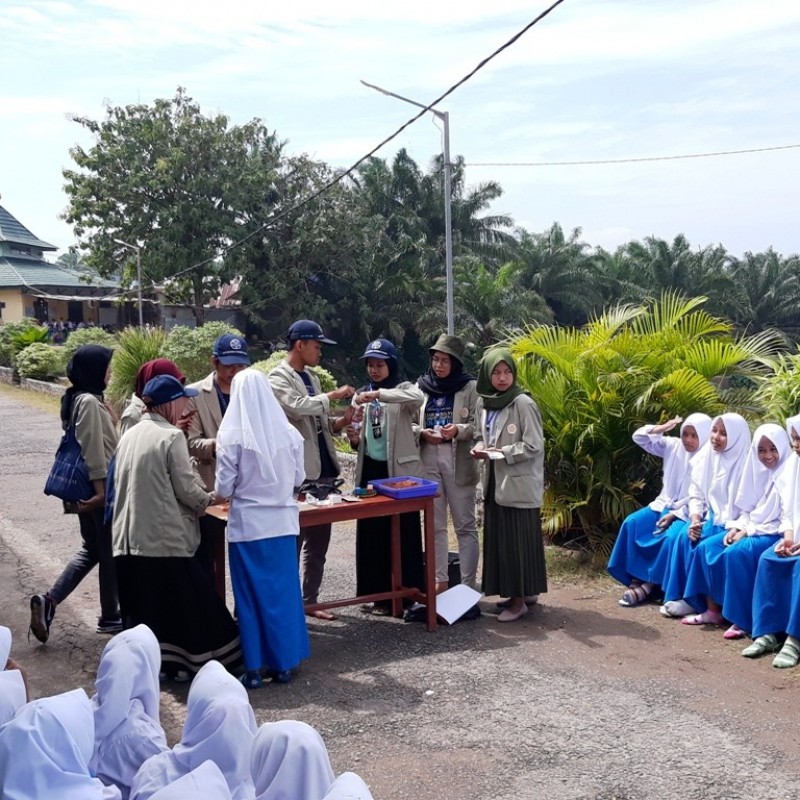 KKN UGM Kenalkan Sains Terapan di Madrasah 