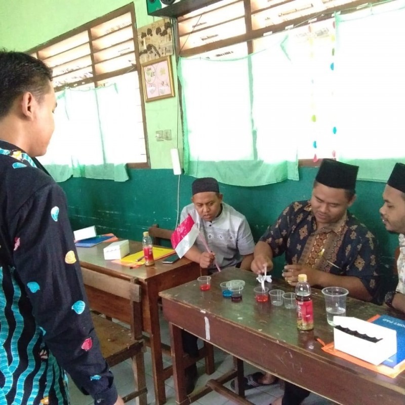 Di Jombang, Guru MI Sulap Botol Bekas Jadi Media Belajar Kreatif di Sekolah
