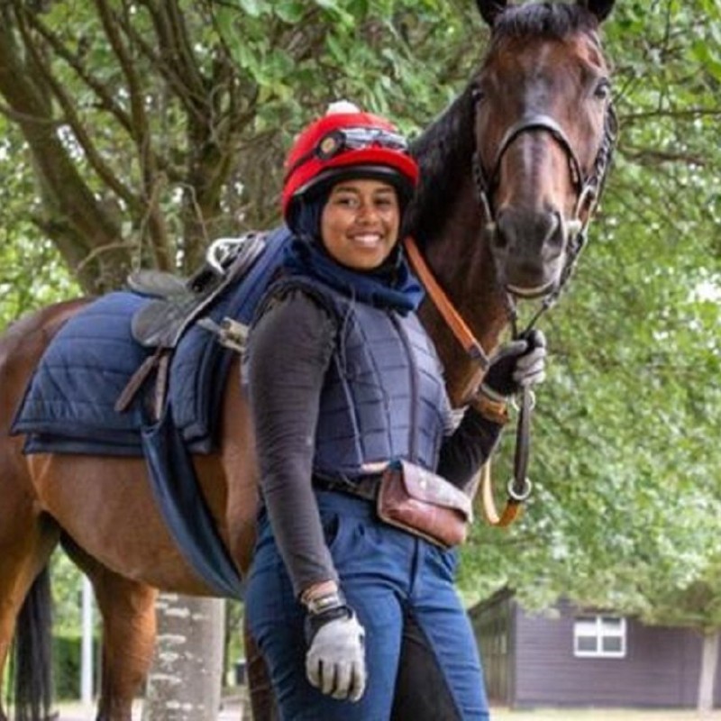 Khadijah Mellah, Remaja Berjilbab Pertama di Lomba Pacuan Kuda Inggris