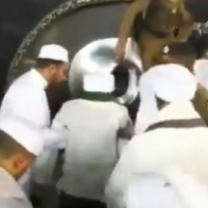 Viral Video Habib Syech Al-Habsyi Dapat Pengawalan Khusus Saat Cium Hajar Aswad