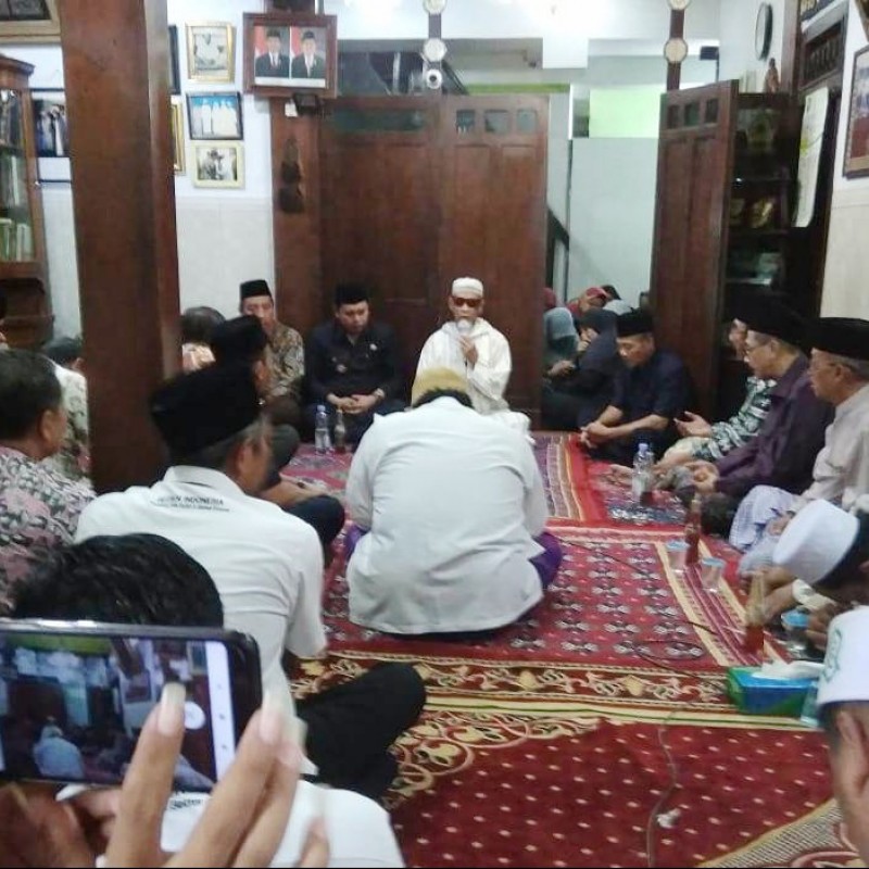 Keluarga Ikhlaskan Mbah Moen Dimakamkan di Makkah