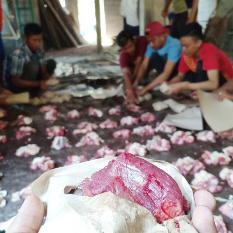 Ikuti Arahan PBNU, NU Maron Purworejo Bungkus Daging Kurban dengan Kertas