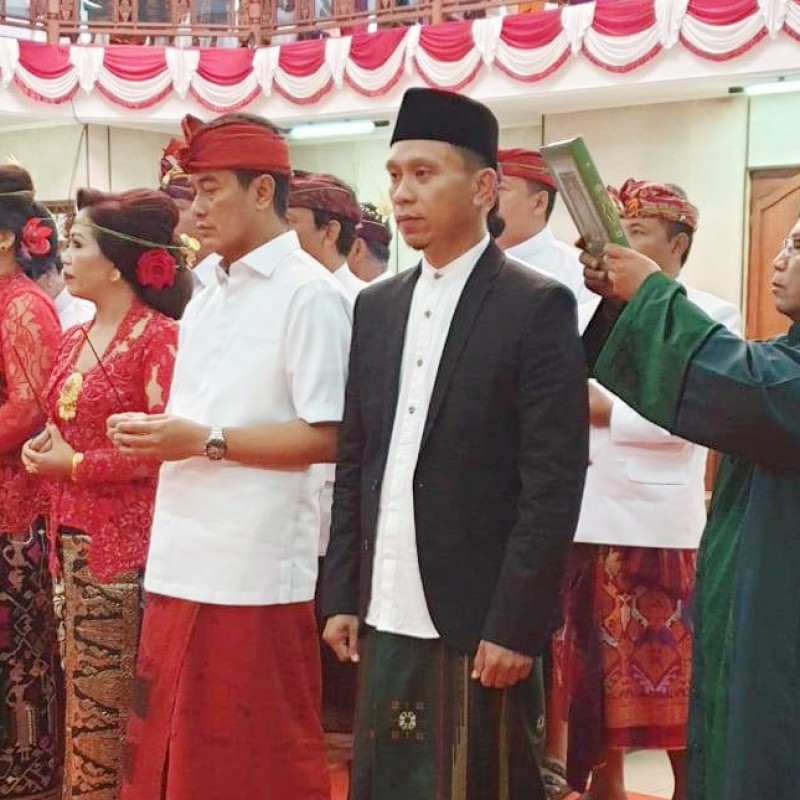 Anggota DPRD Buleleng Bali ini Dilantik Kenakan Sarung